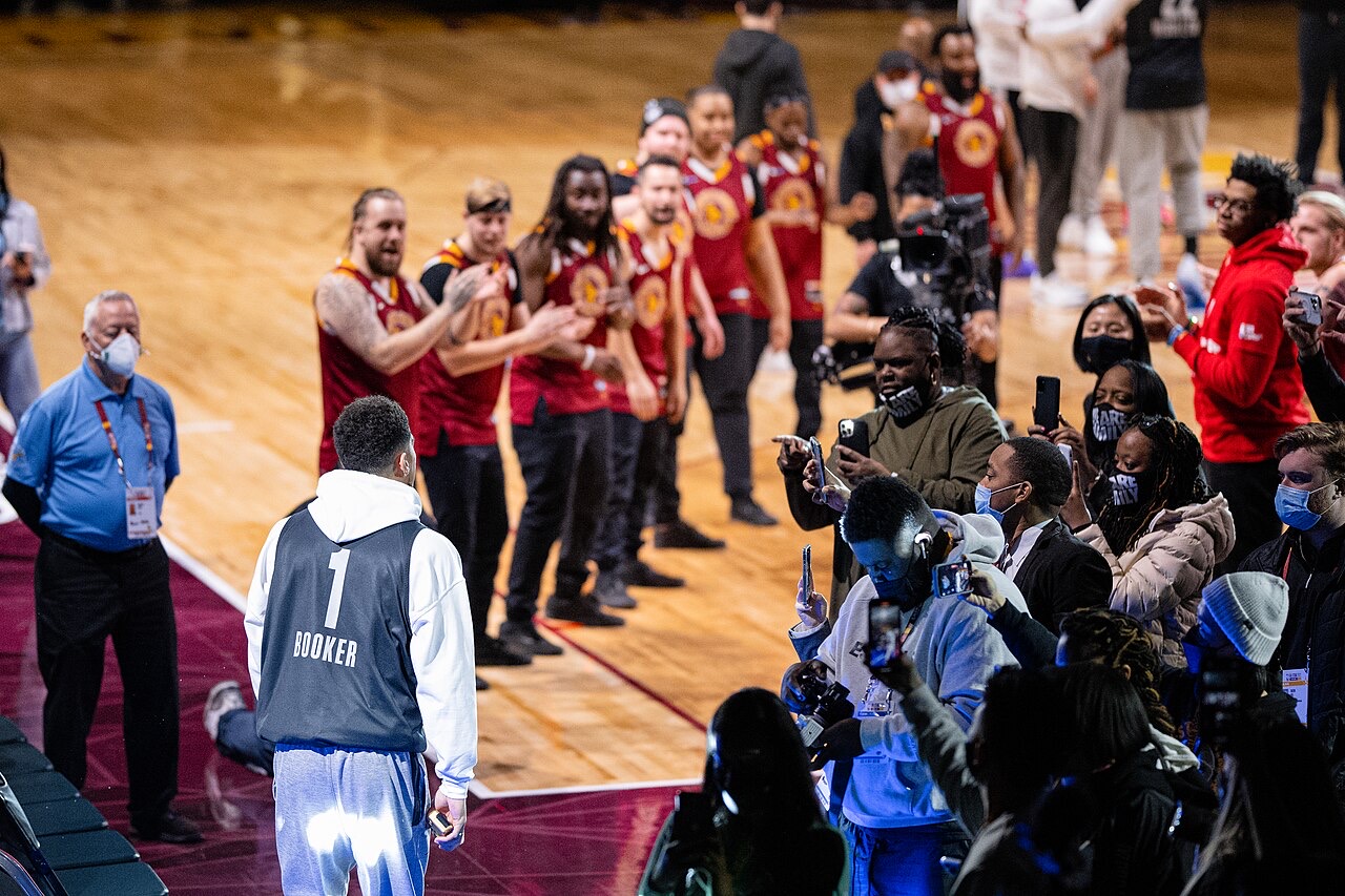 布克3.16亿超顶薪值多少？NBA年薪纪录背后的数据逻辑